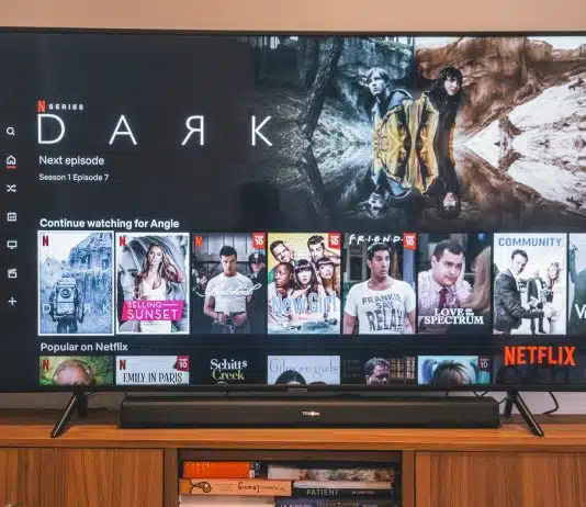 Comment installer ipTV sur Smart TV panasonic ? black flat screen tv turned on displaying man in black suit