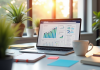 Espace de travail créatif avec ordinateur et notes pour SEO