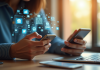 Personne utilisant un smartphone au bureau avec icônes digitales